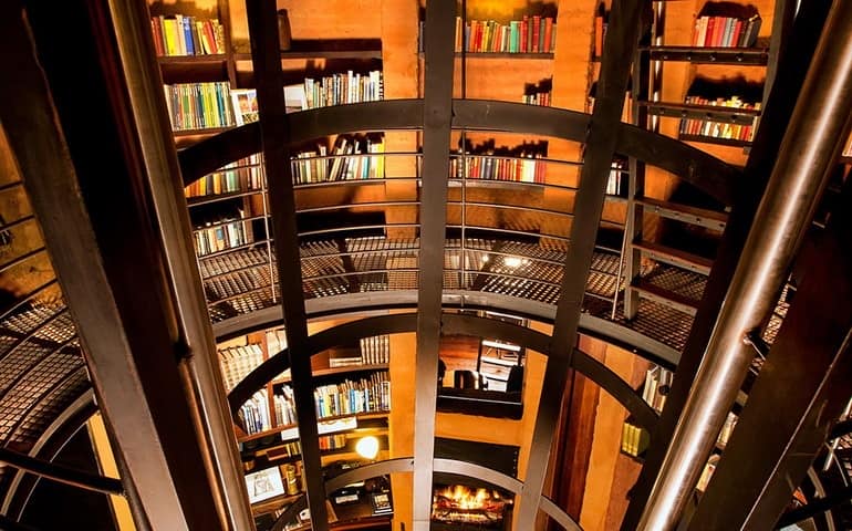 Огромная библиотека, если вы заскучали и решили почитать, тут и для вас что-то найдется