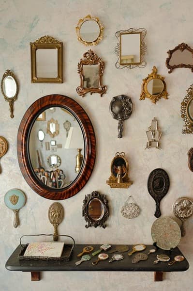 Много зеркал разной формы и размера в декоре интерьера квартиры