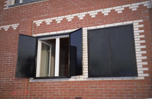 Простые металлические ставни на окнах