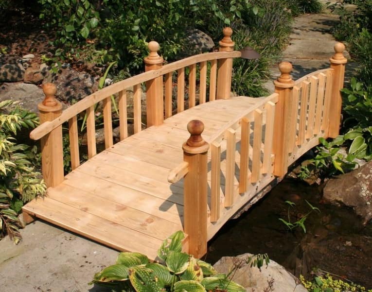 Простой деревянный садовый мостик