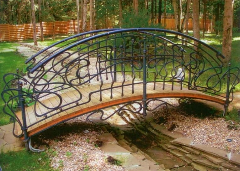 Декоративный мостик на ручьем в саду