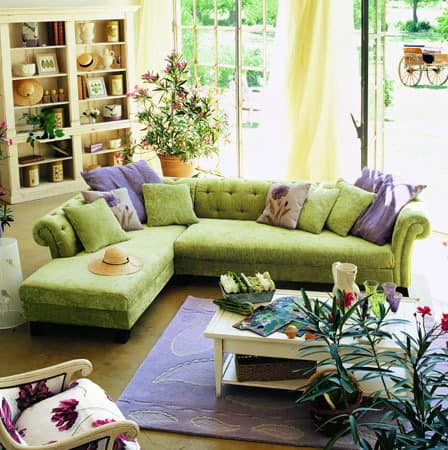 Зеленый диван в гостиной - самый популярный вариант мебели этого цвета