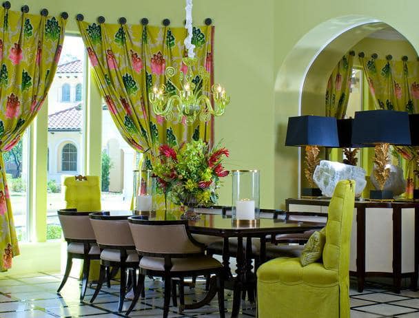 зеленые стулья и шторы в декоре дома