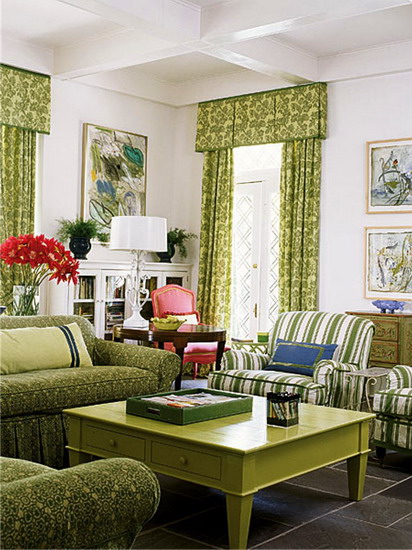 Зеленая мебель: диваны, кресла и журнальный столик