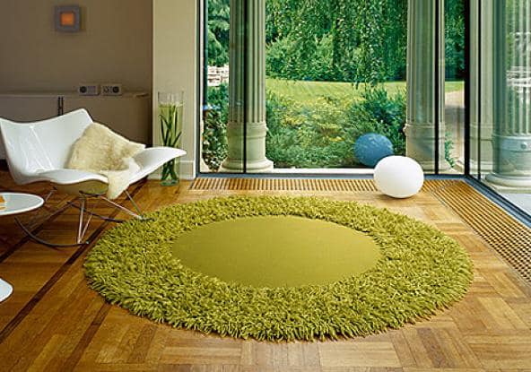 Пушистый зеленый круглый ковер - газон у вас дома