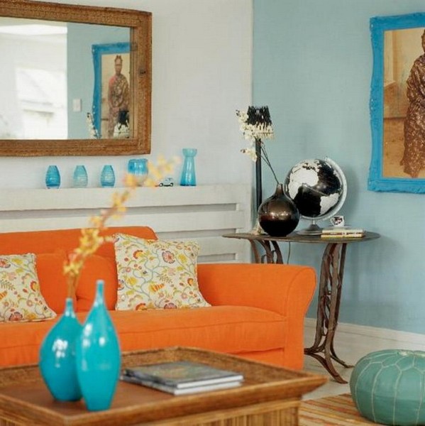 Оранжевый диван в сочетании с голубым цветом