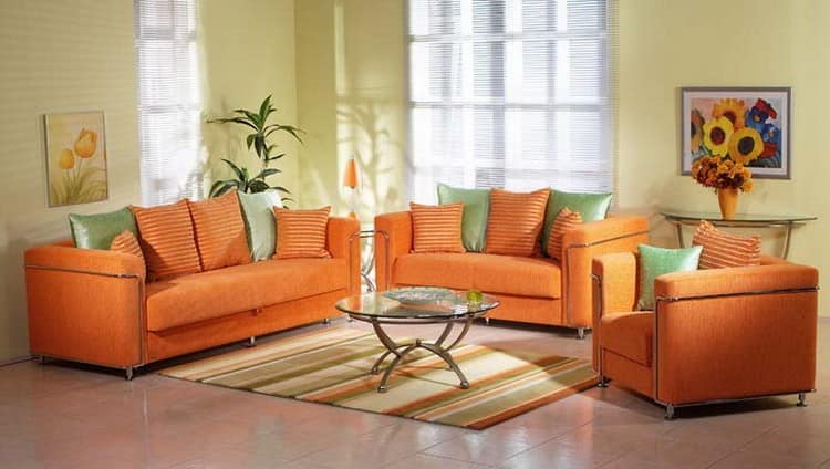 Яркий оранжевый диван в декоре гостиной