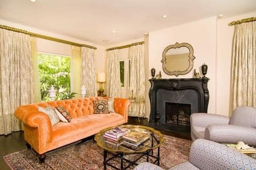 Оранжевый диван в декоре гостиной