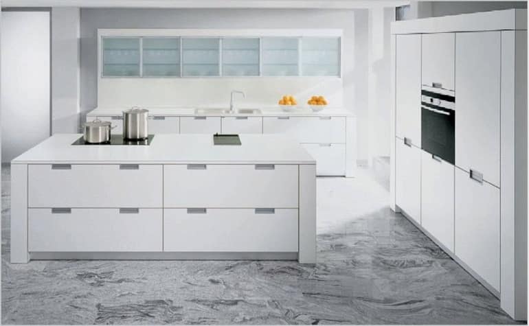 Белая кухня с островом в стиле минимализма фото