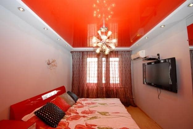 Красный потолок в спальне фото