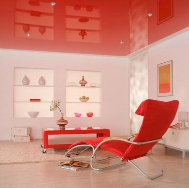 Красный цвет потолка в гостиной