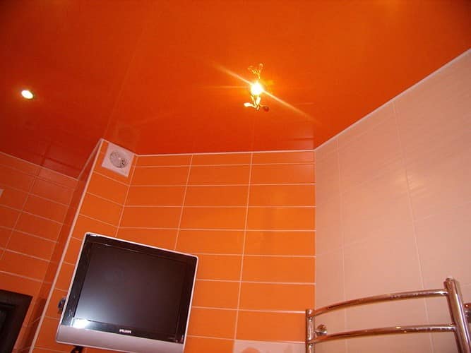 Оранжевый цвет потолка