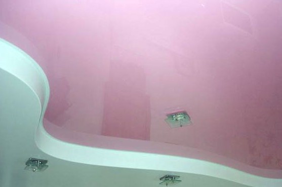 Розовый цвет потолка
