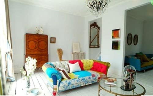 Разноцветный диван в интерьере на фото