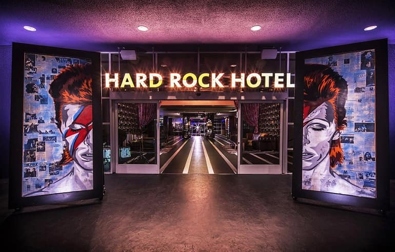 Входная группа отеля Hard Rock на фото