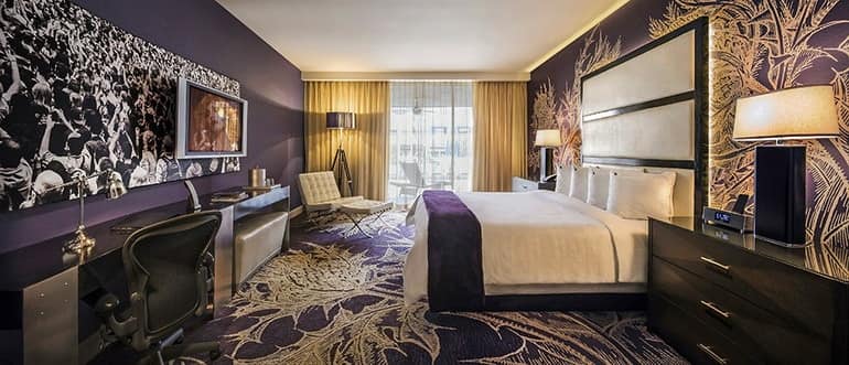 Кровать и декор спальни в отеле Hard Rock