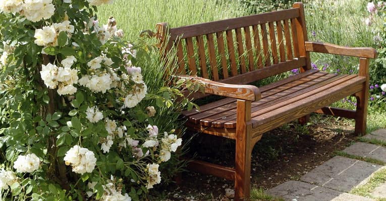 Выбираем скамейку для сада в уголок для отдыха 