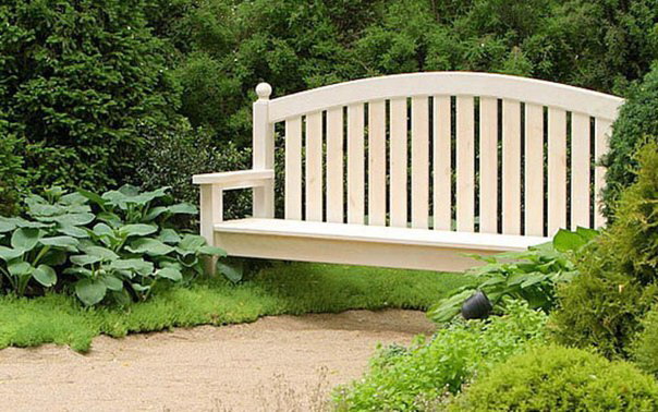 Белая садовая скамейка-мостик