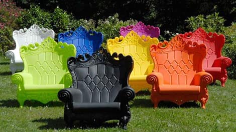 Яркие пластиковые садовые скамейки