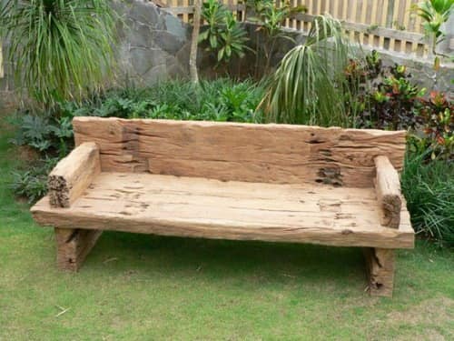 Грубая садовая деревянная скамейка
