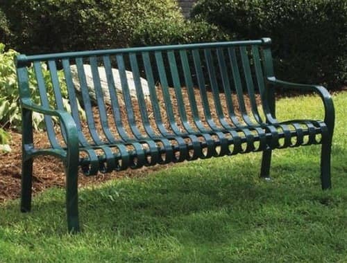Уголок для отдыха в саду с металлической скамейкой