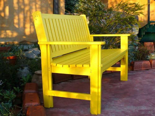 Яркая желтая деревянная скамейка