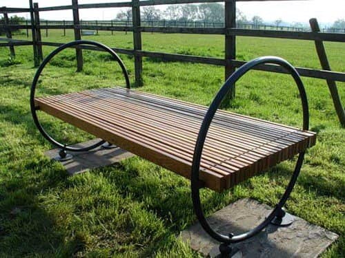 Комбинированная скамейка из металла и дерева без спинки