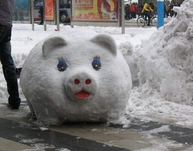Снеговик в виде свинки