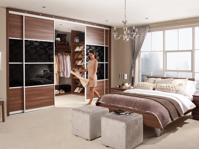 Спальня-гардеробная в коричневых тонах