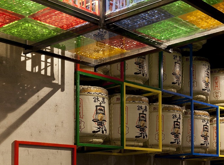 Японские мотивы и яркие краски суши-бара