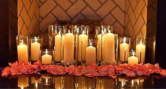 Декор на 14 февраля: напольные свечи в стеклянных подсвечниках и розовые лепестки