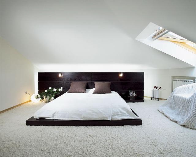 Белая спальня с кроватью на полу