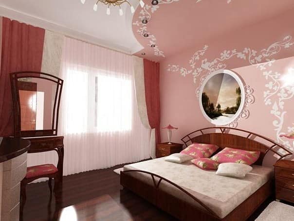 Темная кровать в светло-розовой спальне
