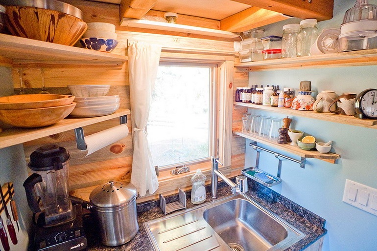 Компактная, но вместительная кухня в домике на колесах для путешествий
