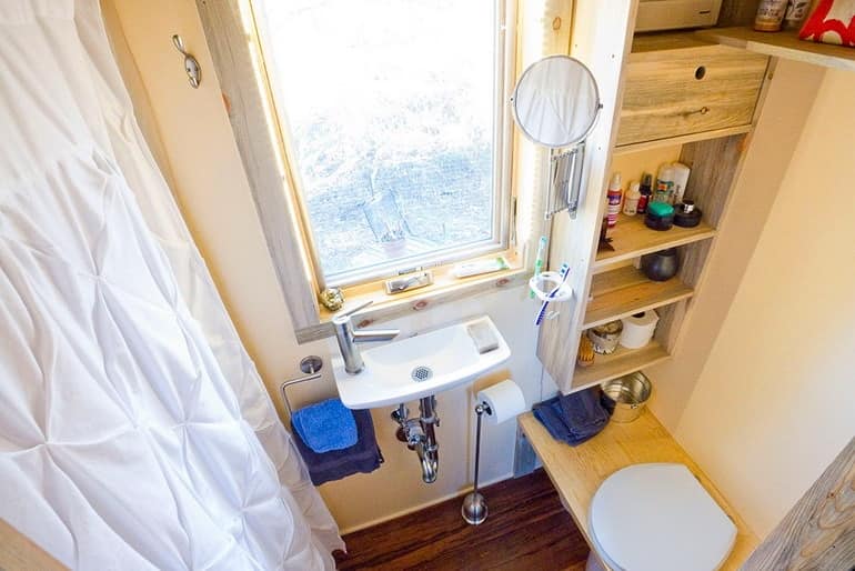 Небольшая ванная комната в доме на колесах