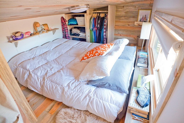 Сама спальня с большим матрасом вместо кровати и шкафчиком для хранения одежды