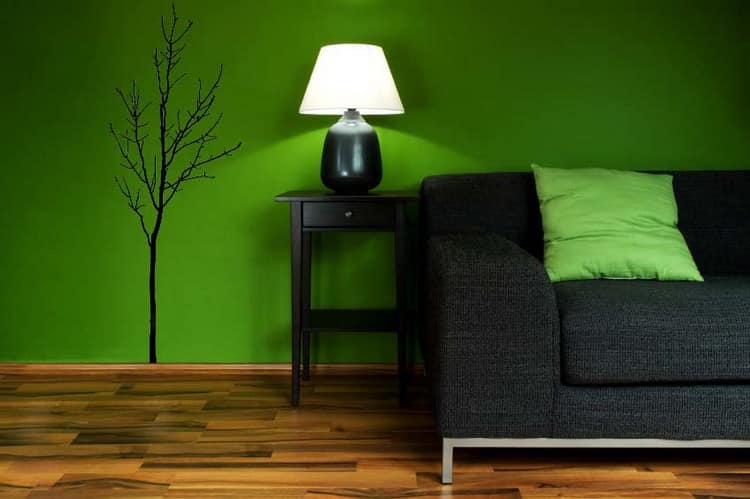 Однотонная зеленая стане в квартире