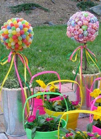 Дачный декор к весне с шариками и цветными лентами