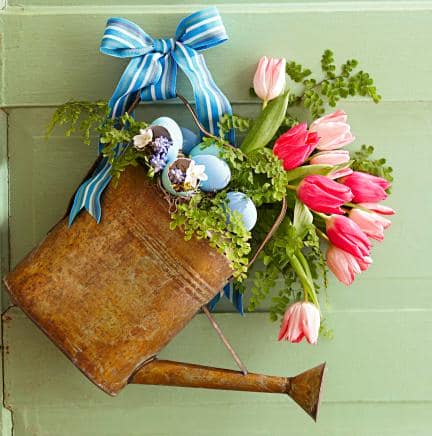 Весенний декор дачи: лейка с цветами
