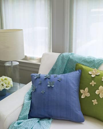 Весенние подушки с цветами и бабочками