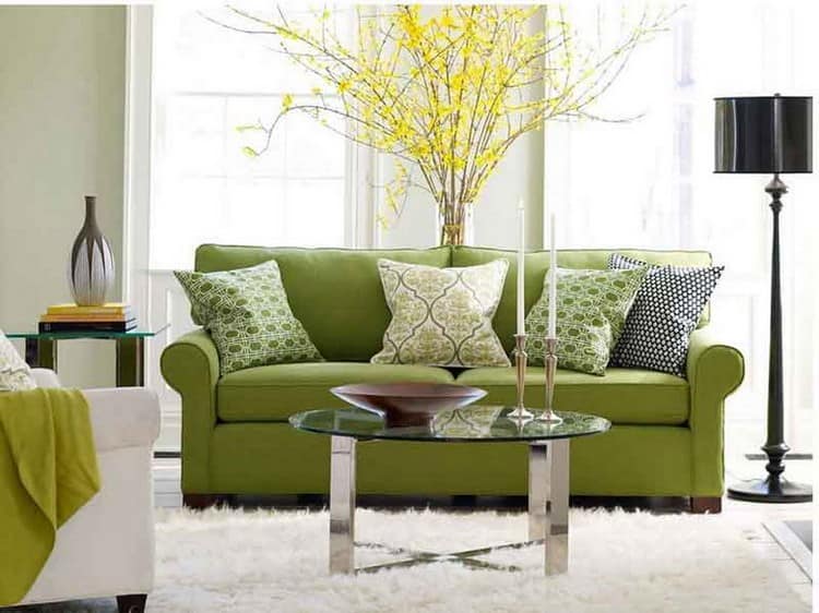 Яркий зеленый диван в интерьере фото