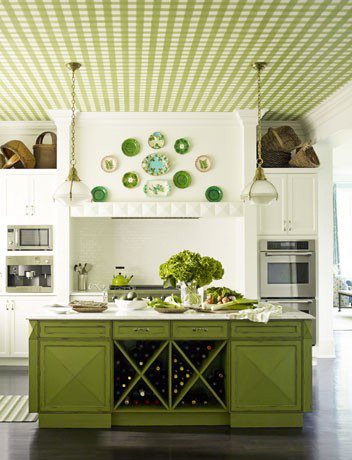 Зеленый на кухне: мебель и оригинальный потолок