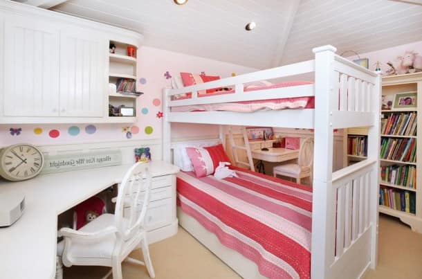 Зонирование с помощью кровати в спальне для двух детей