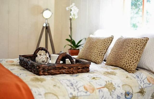 Подушки с леопардовым принтом в спальне