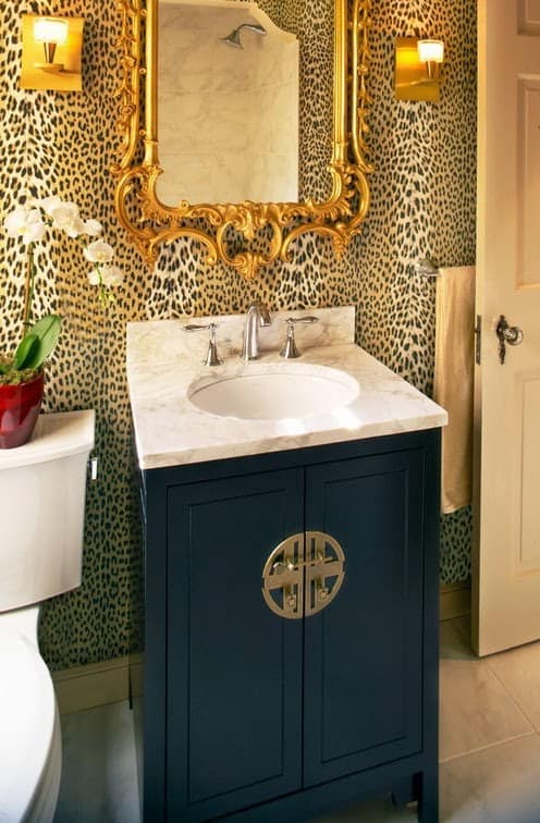 Звериный принт: Леопардовые обои в ванной