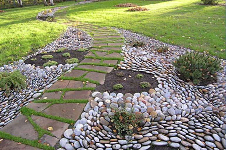 Садовая дорожка из натурального камня и гальки фото