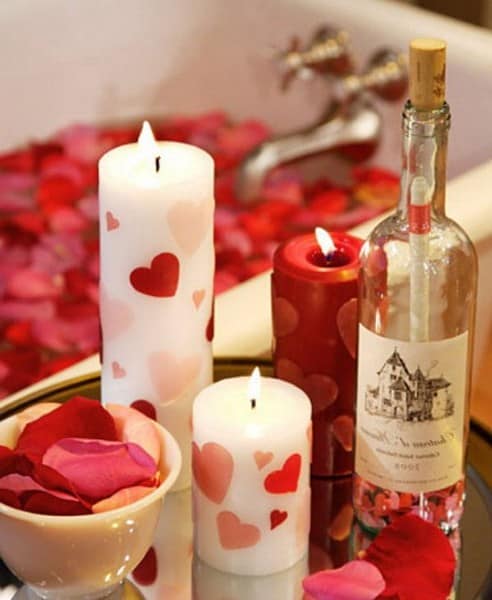 Простой способ украсить ванную на 8 марта - свечи и лепестки роз