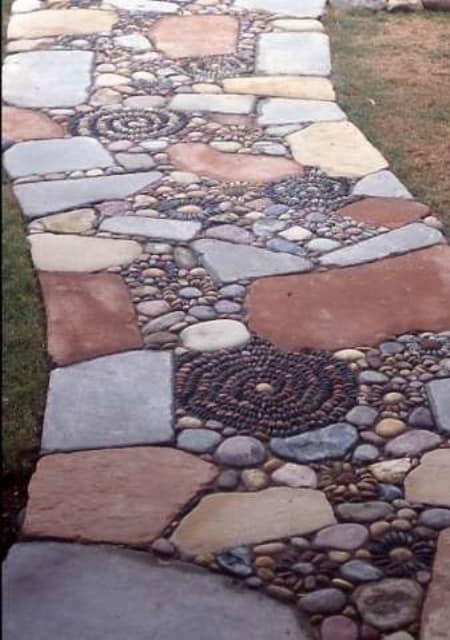 Комбинированная из камня и гальки дорожка в саду фото