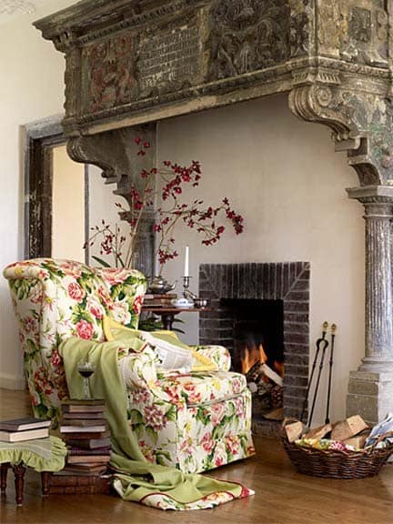 Мебель с цветочными принтами в классическом интерьере