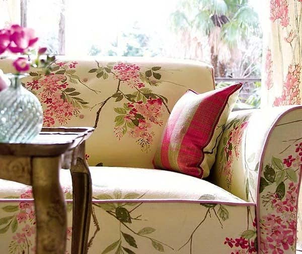 Шикарный диван с цветочным узором